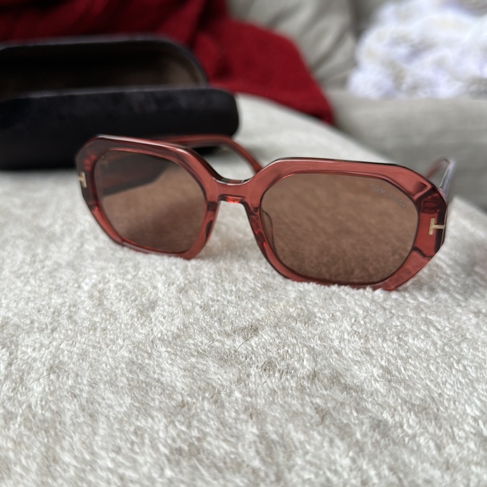 Beautiful never worn Tom ford sunglasses